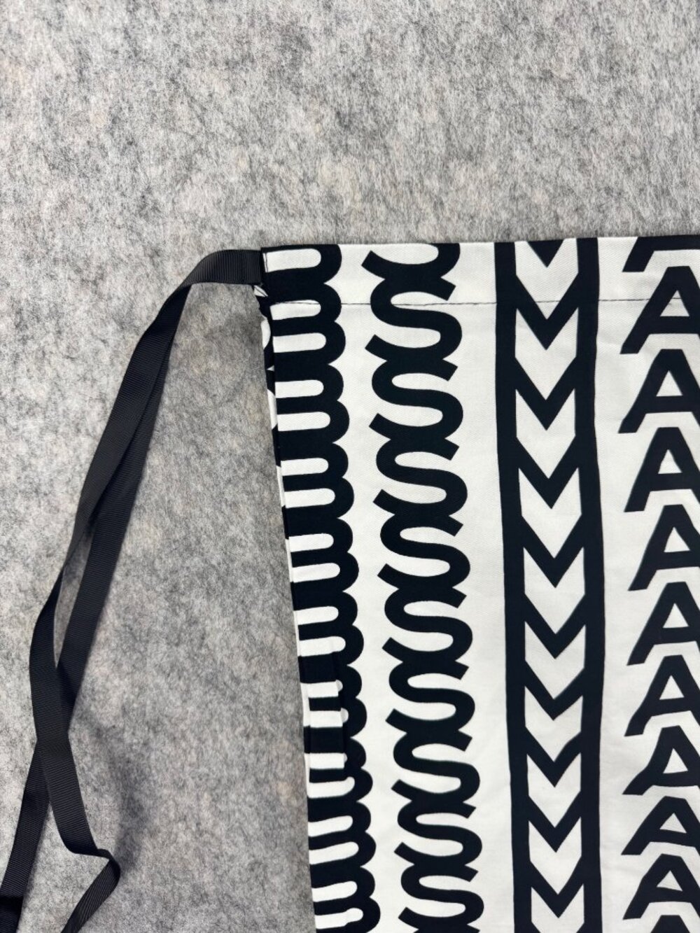 Marc Jacobs Monogram Dust Bag White And Black Drawstring - Picture 2 of 9